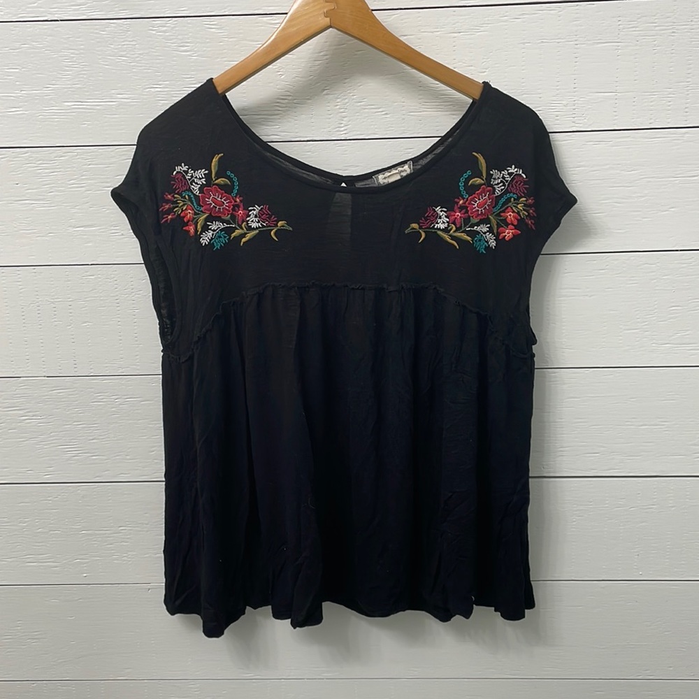 Eyeshadow embroidered black flower top